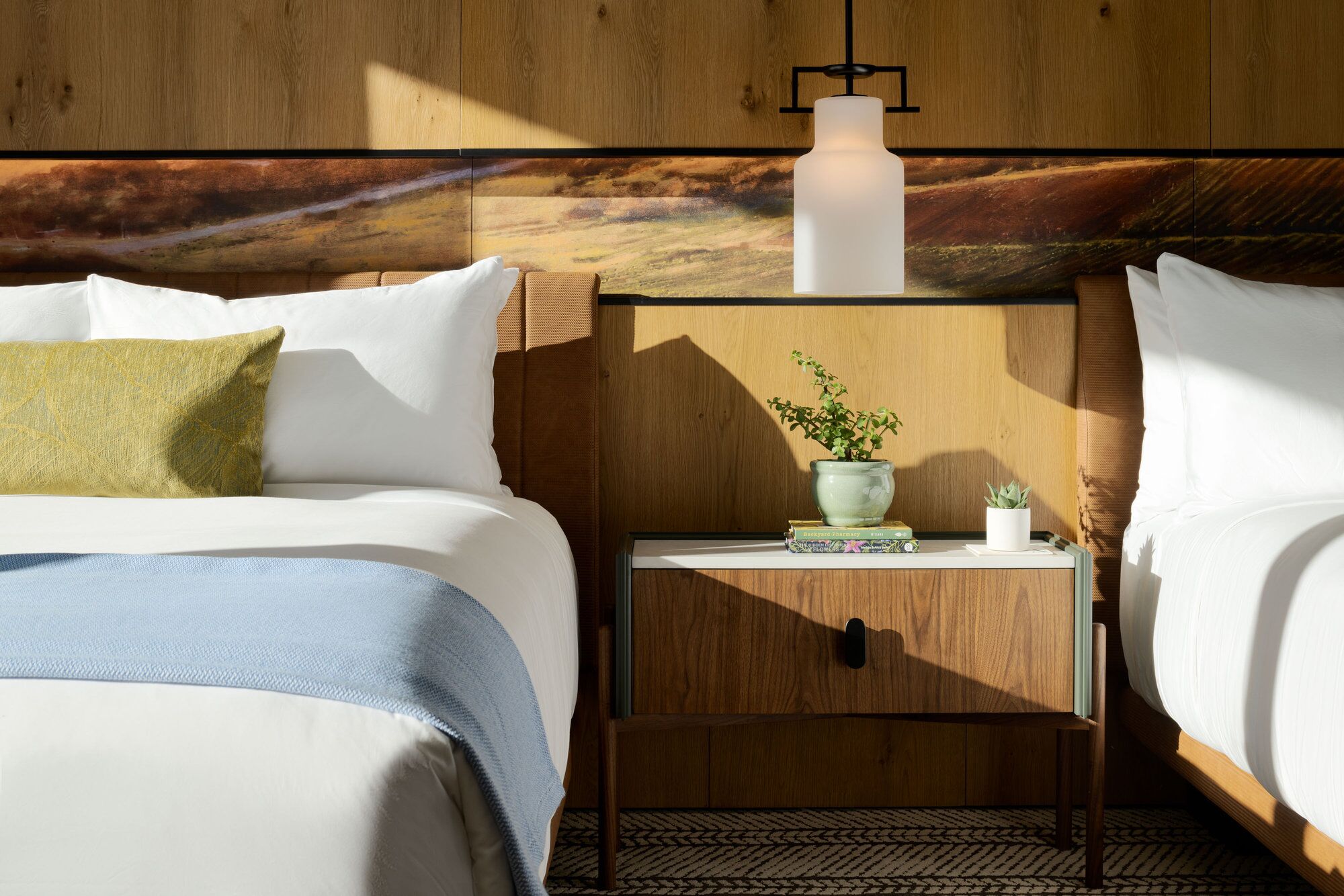 appellation healdsburg queen queen room vignette