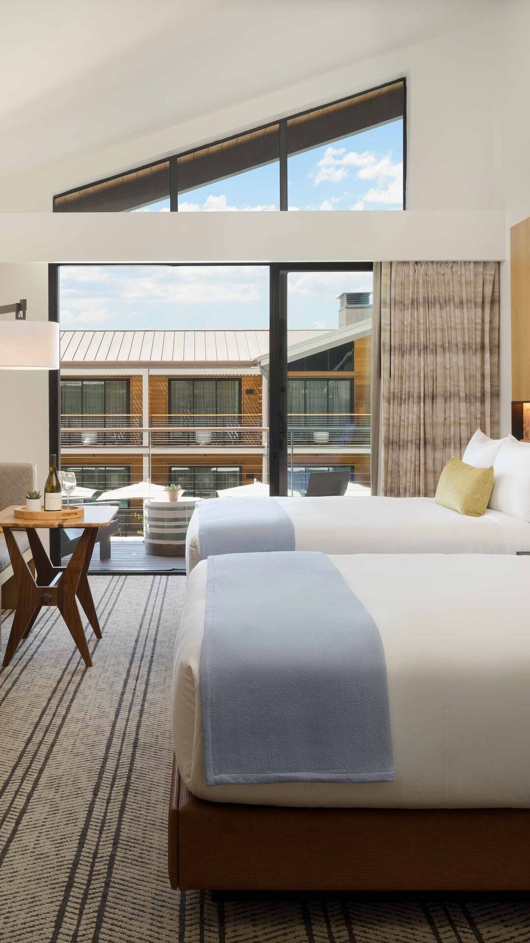 Deluxe Queen - Queen with Vaulted Ceilings